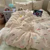 Lindo juego de ropa de cama de cuatro piezas de algodón con estampado de dibujos animados estilo INS, juego de tres piezas de algodón puro estampado para dormitorio de estudiante, sábana, funda de edredón, ropa de cama