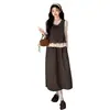 Novas roupas de maternidade para outono e inverno: um vestido colete de bolinhas para usar por cima, combinado com um conjunto de duas peças com detalhes em renda e design de amarrar para cobrir e dar suporte à barriga