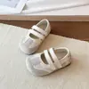 Nuevos zapatos deportivos de suela plana 2026 Primavera/Verano nuevos zapatos casuales de velcro nuevos zapatos pequeños de cuero zapatos sencillos de gamuza mujer