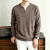 Suéter Masculino Estilo Old Money Falso Duas Peças 2026 Inverno Novo Espessado com Forro de Lã Quente Tricô Básico Suéter Atacado