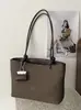 Yaozi 2026 outono inicial nova moda casual simples bolsa de ombro tipo sacola de balde de grande capacidade, bolsa de ombro versátil para o trabalho