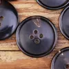 Botão Clássico Preto com Centro Elevado e Bordas Finas, Apresentando um Padrão e Acabamento Brilhante, Adequado para Ternos, Casacos e Calças, Feito de Chifre Natural