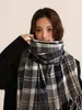 Bufanda a Cuadros Blanco y Negro Estilo Coreano para Estudiantes, Realza el Cutis, Bufanda a Cuadros Nueva Otoño e Invierno 2026 para Mujer con Pompones