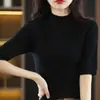 Nova blusa leve, camisa base feminina versátil de manga média, top de malha elegante com gola alta discreta, de caimento justo para primavera e outono