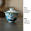 Juego de té de cerámica pintado a mano bajo vidriado azul con motivos de peces y lotos, que incluye un gaiwan, tetera, taza de maestro, taza de té, taza de degustación, quemador de incienso y soporte para tetera