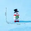 Decorações de Natal em miniatura: uma pequena figura de boneco de neve segurando uma placa, perfeita para criar uma charmosa paisagem de inverno, decorações DIY e pequenos enfeites