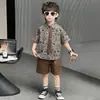 Camisa Floral de Manga Corta para Niños de Verano Caqui Corbata Conjunto de Tres Piezas 2026 Nuevo Verano Tendencia Fresco Conjunto de Dos Piezas para Bebé
