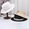 Chapéu de Palha de Copa Reta com Corrente e Pérolas Europeu e Americano Verão Feminino Estilo Francês Chanel Chapéu de Copa Branco Chapéu de Sol Socialite à Beira-Mar