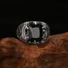 Anillo plateado, modelo de hombre finamente elaborado, anillo de circonita negra grabado, joyería abierta vintage ajustable, directo del fabricante