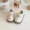 Zapatos de princesa para niñas con bordado de lazo, nueva colección primavera/otoño 2026, suela suave, estilo dulce, zapatos pequeños de piel, estilo Mary Jane