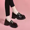 Mocasines populares para mujer estilo británico, zapatos de cuero de suela gruesa, nuevo modelo otoño 2025, zapatos versátiles de plataforma con punta redonda que aumentan la altura