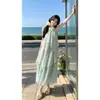 Um doce vestido de verão sem mangas com gola halter de menta e pêssego para mulheres, vestido longo justo de temperamento de verão