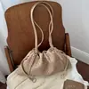 Bolso tejido nuevo de nicho con pliegues y cordón para mujer, bolso nube de moda, bolso de hombro clásico de alta gama de cuero genuino, bolso para el trabajo