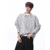 Sudadera versátil de estilo relajado para usar como capa base con detalles de botones, que presenta un colorido estampado de puntos para la temporada de otoño de 2026, una nueva sudadera casual para hombre con cuello de solapa