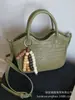 As Bolsas Pequenas Populares Deste Ano para Mulheres no Outono e Inverno São Versáteis Novas Bolsas Transversais Casuais 2025 Bolsas Tipo Sela Retrô Bolsas Tipo Balde