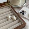 Pendientes de perlas ovaladas estilo Chanel estilo francés retro para mujer, elegantes, de alta gama, ligeros, de lujo, para celebridades de Internet.