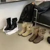 Botas Curtas Retrô para Mulheres 2026 Novo Modelo Bico Redondo Salto Baixo Botas de Cavaleiro Marrons Botas Western Plissadas