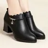 Zapatos para Madre Suela Suave Planos Cómodos para Mujer 2026 Otoño Nuevo Estilo Elegantes para Mujeres de Mediana Edad y Mayores Tacón Medio Piel Suave Tacón Grueso Zapatos Pequeños de Cuero