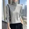 Coleção Outono/Inverno 2026: Suéter Feminino de Cashmere Sem Costura com Barra Rebatida, Caimento Solto, Manga Longa e Gola Alta