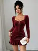 Comércio Exterior Transfronteiriço outono e inverno elegante vestido de veludo com gola quadrada, mangas compridas, acinturado, modelador, barra franzida e saia curta justa ao corpo