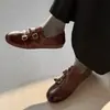 Zapatos de Cuero Pequeños Estilo Británico Calados Tallados en Piel de Vaca 2026 Principios de Primavera Tacón Bajo Punta Redonda Hebilla de Correa Planos de Boca Profunda para Mujer