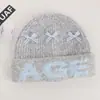 Gorro de alta qualidade em mistura de lã estilo japonês, perfeito para outono e inverno, faz seu rosto parecer menor, apresenta um padrão jacquard com letras e tem um caimento solto e confortável