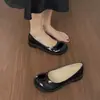 Zapatos Mary Jane de punta fina, hechos de piel suave, nueva colección otoño 2026 para mujer, ligeros, de suela plana, dulces y elegantes, zapatos slip-on fáciles de poner.