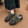 Novos sapatos femininos de outono versáteis com cadarço 2026 sapatos de treino alemães retrô sola grossa aumento interno de altura color-block couro macio sapatos Forrest Gump