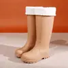 Botas de chuva confortáveis, de corte baixo e impermeáveis, botas de cano alto com sola grossa para uso ao ar livre, botas femininas forradas com fleece, botas de chuva duráveis e antiderrapantes