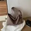 Bolso de hombro retro de gamuza con remaches estilo coreano para mujer, nuevo modelo 2026, bordado con notas musicales, gran capacidad, bolso tote versátil para la escuela