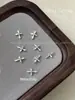 Acessórios de liga metálica em formato de cruz para nail art, doces e descolados, cravejados com diamantes, estilo punk retrô, decorações e acessórios para unhas góticas escuras vestíveis, atacado