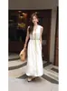 Vestido Largo Blanco de Verano 2026 Nuevo Estilo de Gama Alta con Cuello en V Moda Femenina Holgado Sin Mangas Estilo Perezoso