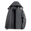 Chaqueta de trabajo retro casual para hombre, tipo commuter, con un diseño de solapa que modifica la línea de los hombros y crea una silueta limpia y estilizada sin ser voluminosa.