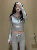 AL *Chaqueta deportiva corta, ajustada, con capucha, cintura con cordón y pantalón de yoga ligeramente acampanado y amigable con la piel