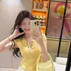 Camiseta de punto para mujer estilo coreano, cuello medio abierto, hombros rectos, manga corta, diseño de verano con un toque único, vibra pura y deseable, entallada a la cintura, top suave