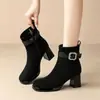 Botas de Cano Curto com Salto Bloco e Fivela de Strass Femininas 2026 Outono/Inverno Bico Quadrado Botas de Cano Curto Foscas Plataforma Impermeável Aumenta Altura Emagrecimento Zíper Lateral Salto Alto