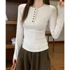 Foto Real # Camiseta de Manga Longa com Gola Henley para Mulheres no Outono e Inverno, Projetada para Ser Justa ao Corpo e Valorizar a Silhueta, na Cor Aveia.