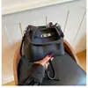 Bolsa de Mão Elegante e Moderna para Escritório com Fecho Padrão Lichia Retrô, Bolsa de Ombro Fashion, Bolsa Transversal Estilosa e Versátil em Formato de Balde