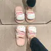 Zapatillas de algodón suaves y dulces con estampado de gato de dibujos animados y suela gruesa para mujer, nuevo estilo otoño e invierno 2026, zapatos casuales para el hogar tipo slip-on peludos