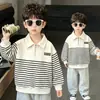Roupa infantil, moletom listrado para meninos, coleção primavera/outono, novo estilo 2026, camisa polo de manga comprida para bebês e crianças pequenas, camisa polo da moda para meninos
