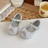 Zapatos de Piel Brillantes con Lazo de Perlas Estilo Coreano para Niñas 2026 Primavera y Verano Nuevos Zapatos de Princesa Suela Suave Punta Redonda Zapatos de Cristal
