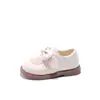 Zapatos de cuero de otoño para niñas 2026 nueva moda zapatos de princesa con lazo de corazón para bebés y niños pequeños zapatos planos elegantes