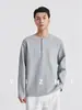 También disponible en otoño: Camiseta Henley de manga larga para hombre, de color liso, con textura, corte holgado, un suéter sencillo y casual
