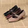 Sapatilhas Quadradas de Bico Quadrado e Boca Rasa com Salto Grosso para Mulheres 2025 Nova Coleção Primavera & Outono Corrente de Metal Couro Macio Um Pé Salto Médio Sapatos Pequenos de Couro