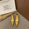 Sapatos femininos de salto agulha bico fino estilo vintage 2026, sem cadarço, adequados para o trajeto diário, scarpins de salto alto baixo estilo francês
