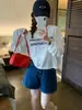 Camiseta blanca de manga larga con cuello redondo y estampado de letras para mujer, nuevo top holgado estilo coreano para el verano 2026