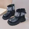 Sapatos de princesa com acabamento em renda para meninas, nova coleção primavera/outono 2026, botas Martin infantis de sola macia, botinhas de couro forradas com fleece para crianças mais velhas