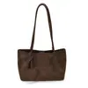 Bolso de mano tejido retro nuevo 2026 para mujer, un bolso de hombro de nicho y sofisticado con un charm en forma de corazón, perfecto para ir al trabajo
