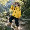 Ropa exterior de otoño e invierno para niños 2026 nueva estilo coreano fresca y guapa chaqueta impermeable para niños ropa de invierno a juego para hermanos