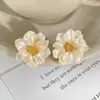 Elegantes pendientes de camelia, pendientes de lujo ligero de nicho para mujer, nuevo estilo 2025, accesorios para orejas con estilo, pendientes de estilo festivo
